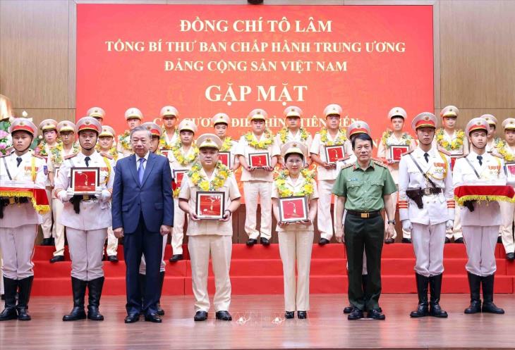 Tổng Bí thư gặp mặt điển hình tiên tiến dự Đại hội thi đua Vì an ninh Tổ quốc lần thứ 9