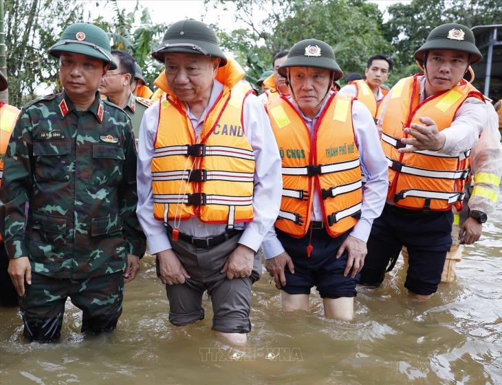 Tổng Bí thư Tô Lâm thăm người dân bị ảnh hưởng do mưa, lũ tại thành phố Huế