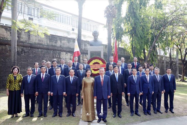 Tổng Bí thư, Chủ tịch nước Tô Lâm dâng hoa tại Tượng đài Chủ tịch Hồ Chí Minh ở Philippines