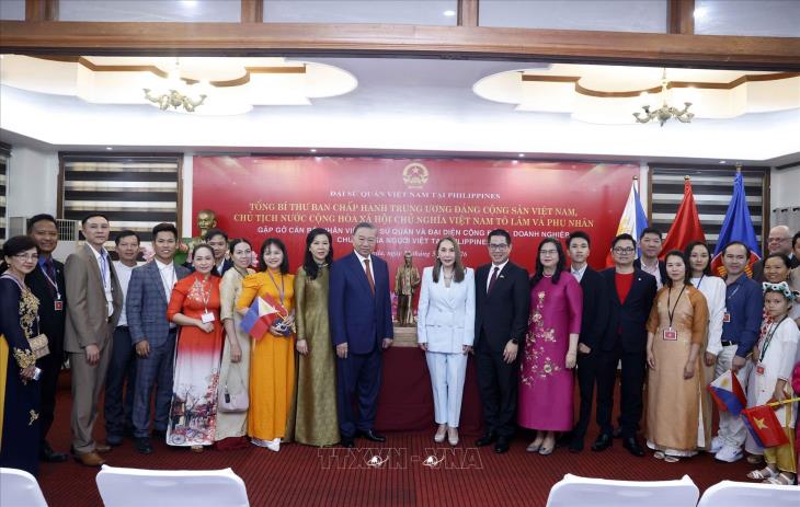Tổng Bí thư, Chủ tịch nước Tô Lâm gặp gỡ cán bộ, nhân viên Đại sứ quán, đại diện cộng đồng người Việt Nam tại Philippines