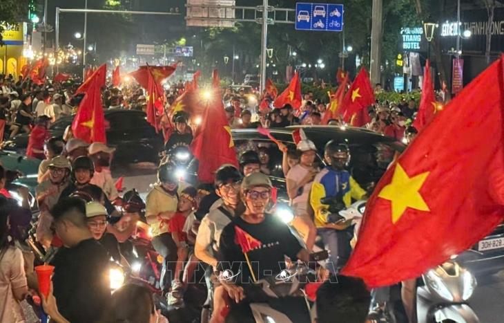 Người dân Hà Nội đi bão đêm ăn mừng chiến thắng