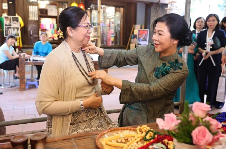 Phu nhân Tổng Bí thư, Chủ tịch nước Tô Lâm và Phu nhân Tổng thống Myanmar tham quan làng lụa Vạn Phúc