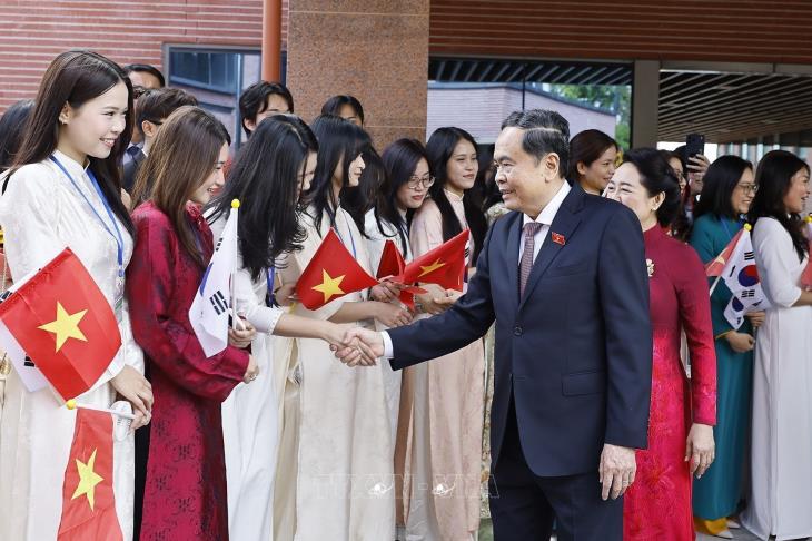 Chủ tịch Quốc hội và Phu nhân gặp gỡ cán bộ Đại sứ quán và cộng đồng người Việt Nam tại Hàn Quốc