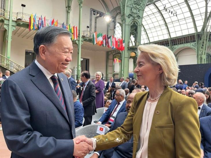 Tổng Bí thư, Chủ tịch nước Tô Lâm trao đổi với Chủ tịch Ủy ban châu Âu Ursula Von der Leyen nhân dịp tham dự Hội nghị Thượng đỉnh Không gian vũ trụ tại Paris, Pháp (10/9/2026)