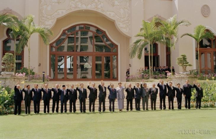  Hội nghị Cấp cao APEC lần thứ 6 tại Kuala Lumpur, Malaysia (17-18/11/1998) - Việt Nam gia nhập APEC