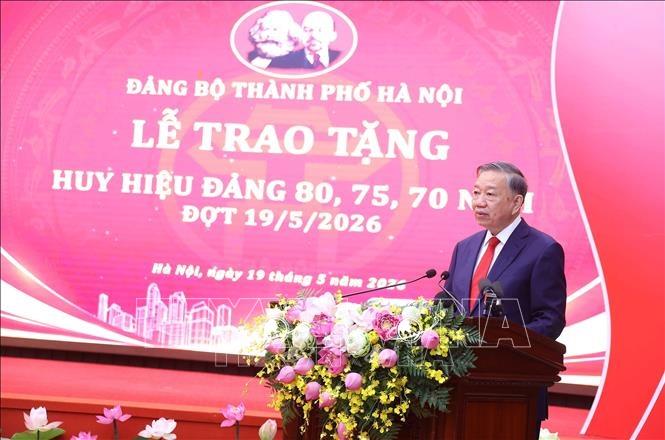 Trao tặng Huy hiệu Đảng
